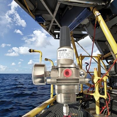 Fisher-gasregulator met een lichaam van roestvrij staal en een inlaatdruk van 250 psi voor offshore-toepassingen